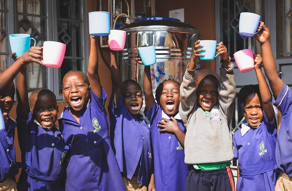 Schulkinder in Uganda mit aufbereitetem Wasser